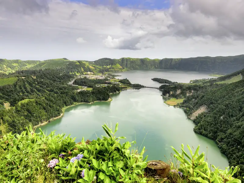 Auf unserer Marco Polo Entdeckerreise auf die Azoren genießen wir auf der Insel Sao Miguel Panoramablicke über die blau und grün leuchtenden Kraterseen von Sete Cidades.