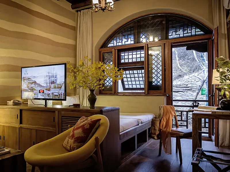 Pension Bin Ying : Angekommen! Gestern noch in Europa, heute schon in unserer schicken kleinen Pension in Sichtweite zur Großen Mauer. Und wenn die Nacht hereinbricht, beginnt unser Wasserdorf stimmungsvoll zu glühen. Eine Marco Polo Entdeckung!