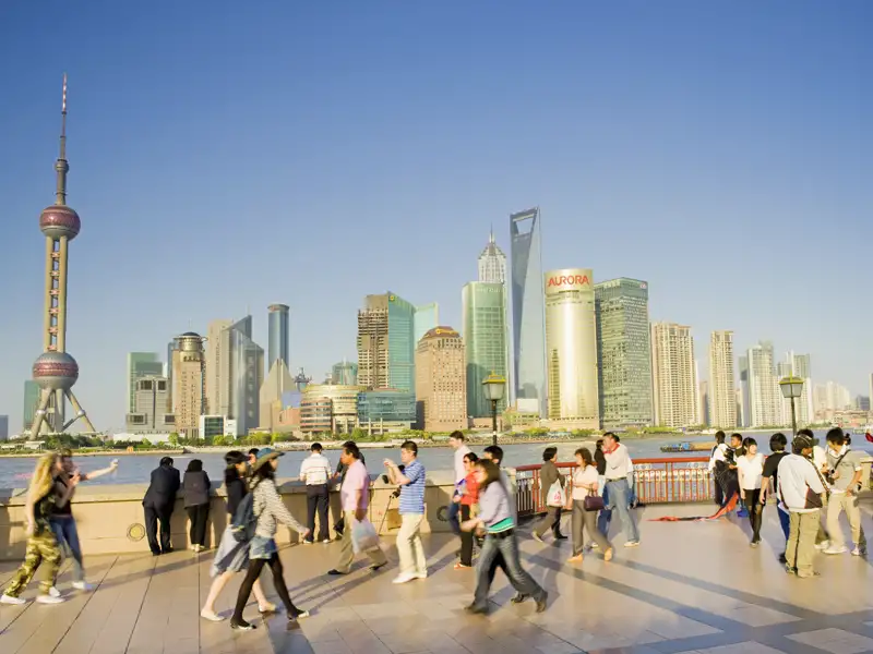 Zwergen gleich ziehen wir in Pudong durchs Wolkenkratzerreich und recken am Shanghai Tower unsere Hälse. Wer möchte, nutzt die Gelegenheit zur Fahrt in die 118. Etage zur Aussichtsplattform.