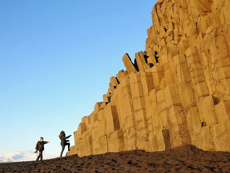 Auf unserer Rundreise durch Island kommen wir immer wieder an einzigartigen Fotomotiven vorbei. Auch an den Basaltfelsen am Strand von Vik im Süden der Insel haben wir genug Zeit für ein paar Schnappschüsse.