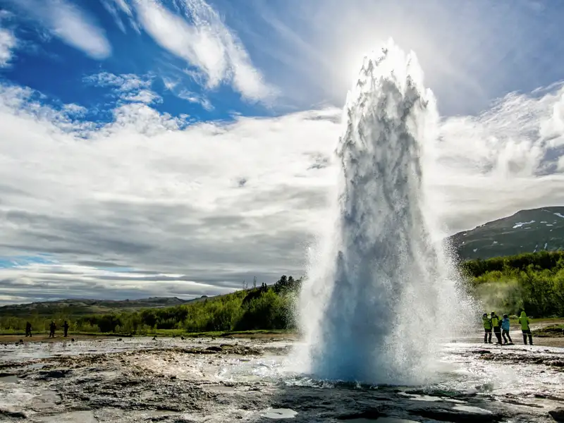 Auf unserer Rundreise durch Island beeindruckt uns die gewaltige Fontäne des Geysirs Strokkur.