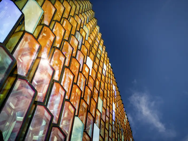 Unsere Rundreise durch Island beginnt in Reykjavik, der trendigen Hauptstadt, modern und frisch. Auf unserem Stadtrundgang sehen wir das Konzerthaus Harpa mit seiner beeindruckenden Glasfassade.