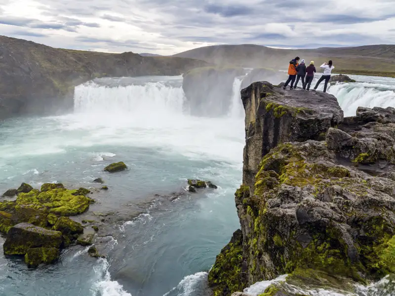 Auf Ihrer Rundreise durch Island dürfen natürlich die beeindruckenden Wasserfälle der Insel nicht fehlen - einer der mächtigsten: der Godafoss.