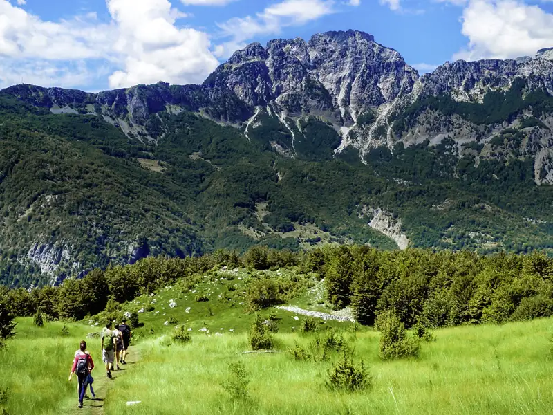 Rein in die Wanderstiefel! Klare Luft, Bergspitzen, Bäche, dichte Wälder und kaum Menschen - der Scout auf unserer Albanien-Rundreise in der Mini-Gruppe führt uns im Valbona-Nationalpark durch unberührte Täler.