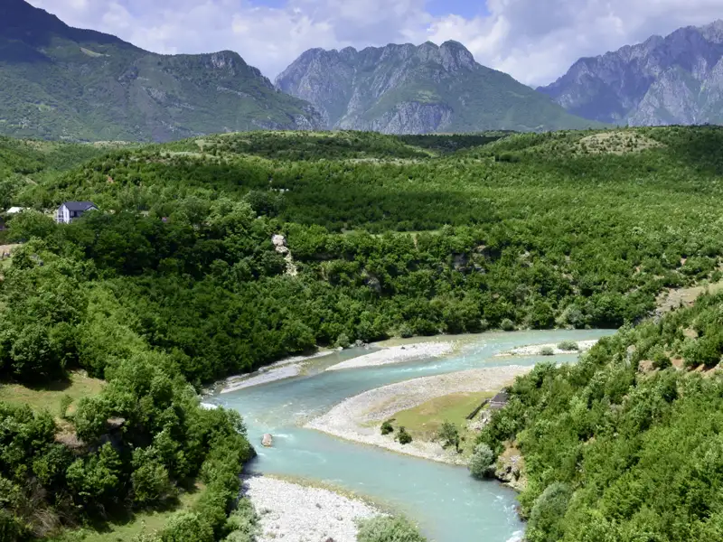 Auf unserer Rundreise mit Marco Polo in der Mini-Gruppe durch Albanien kommen wir auch in das Valbona-Tal  mit seinen majestätischen Bergen.