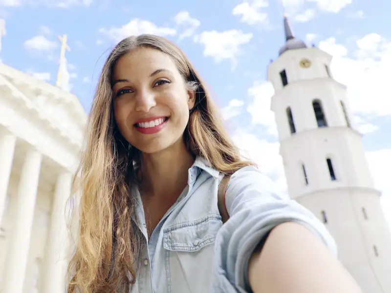 Während unserer Marco Polo Reise durch das Baltikum entdecken wir die Hauptstadt von Litauen. Urige Kneipen und trendige Cafes erwarten uns!