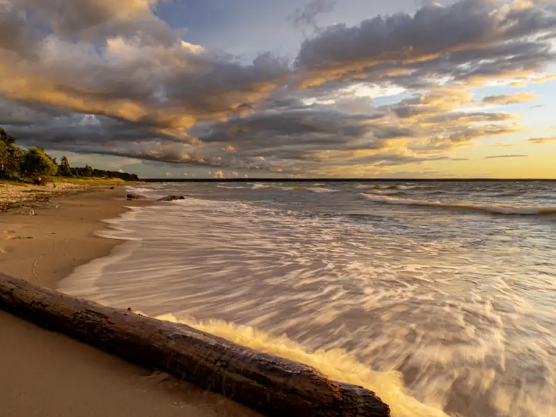Ihre Entdecker-Rundreise durch das Baltikum führt Sie auch ans Meer - Abendstimmung inklusive.