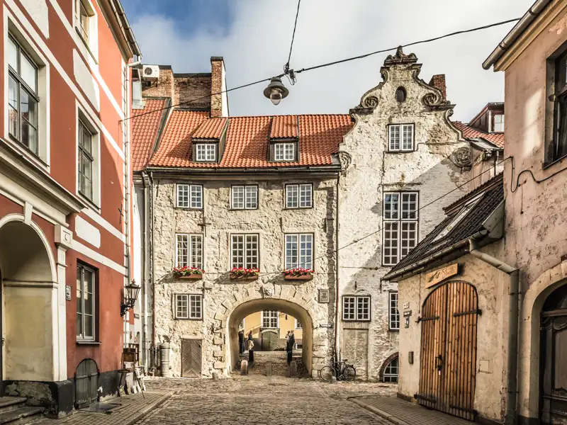 Auf Ihrem Rundgang durch die lettische Hauptstadt Riga schlendern Sie in der Altstadt durch kleine Gassen, vorbei an historischen Gebäuden und vielen Sehenswürdigkeiten wie dem Schwedischen Tor.