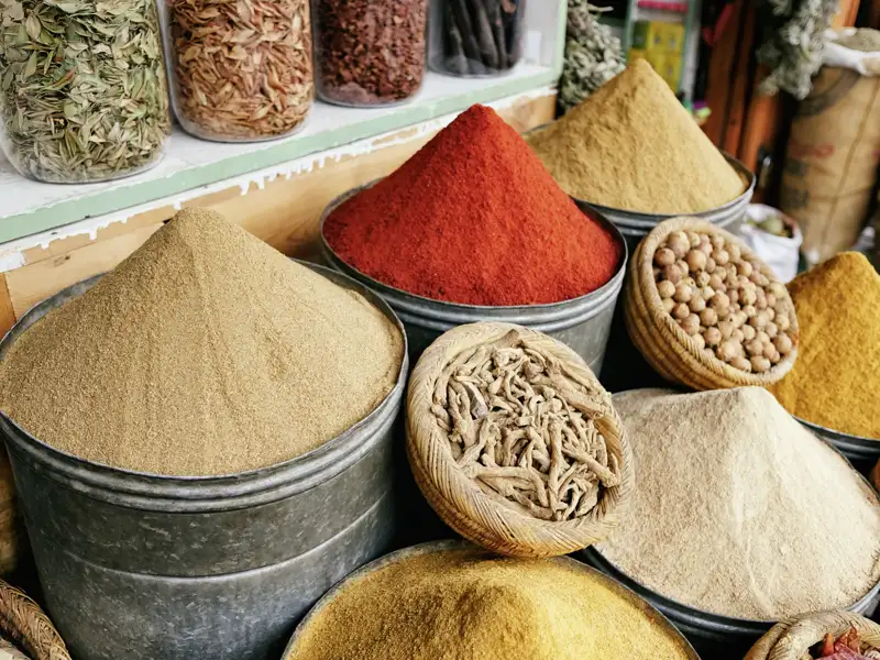 Gewürze aller Art werden auf den farbenfrohen Marokkos feilgeboten.