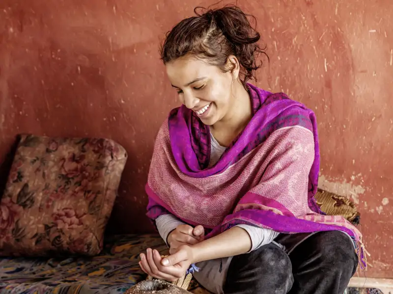 Herstellung von Arganöl - dieses gilt auch in Europa längst als Delikatesse und findet zudem Verwendung in vielen Pflegeprodukten.