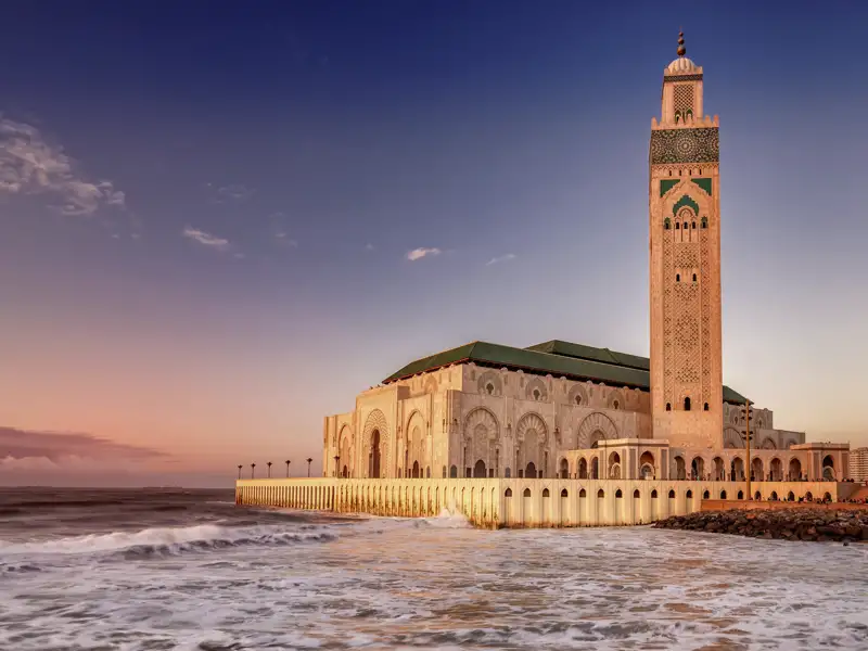 Die Moschee Hassan II. in Casablanca im Abendrot