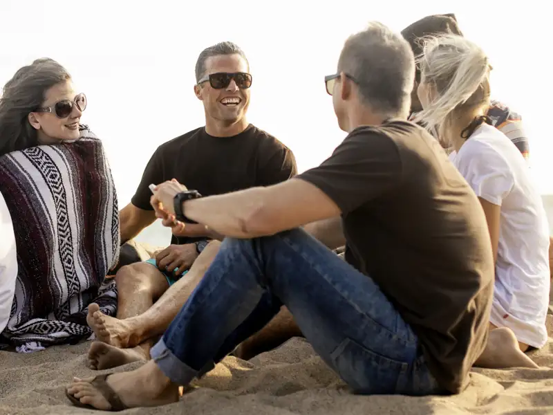 Eine Gruppe von Reisegästen im Gespräch