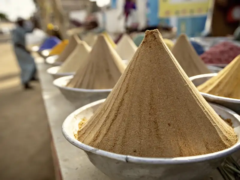 Bei unserer Rundreise durch Ägypten schlendern wir durch das Gassenlabyrinth eines Basars in Kairo.