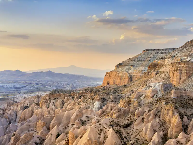 Eine der schönsten Wanderungen, die man in Kappadokien machen kann, ist die durch das Rote Tal - auf unserer YOUNG LINE TRAVEL Reise für Traveller ab 35 Jahren erleben wir die Landschaft im milden Licht des Vormittags.