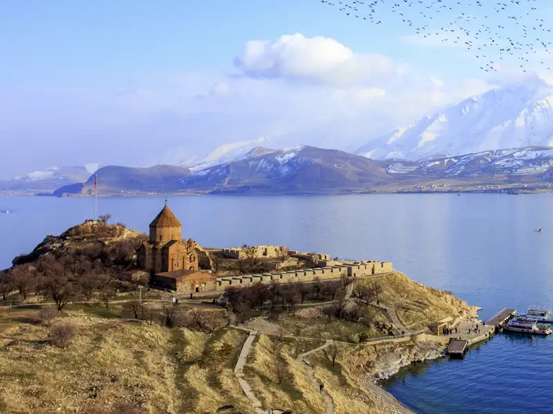 Auf unserer YOUNG LINE TRAVEL Rundreise für Traveller ab 35 Jahren durch die Türkei haben wir einen unvergesslichen Blick über den türkisblauen Vansee, das größte Binnenmeer des Landes.