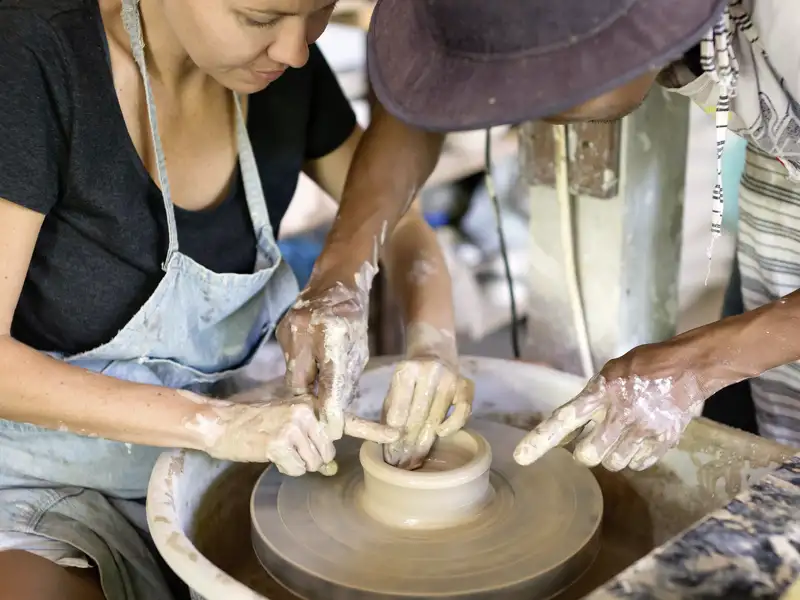 Auf unserer Rundreise mit YOUNG LINE durch die Türke lassen wir in einer Werkstatt die Töpferscheibe surren und schaffen aus Ton das perfekte Souvenir.