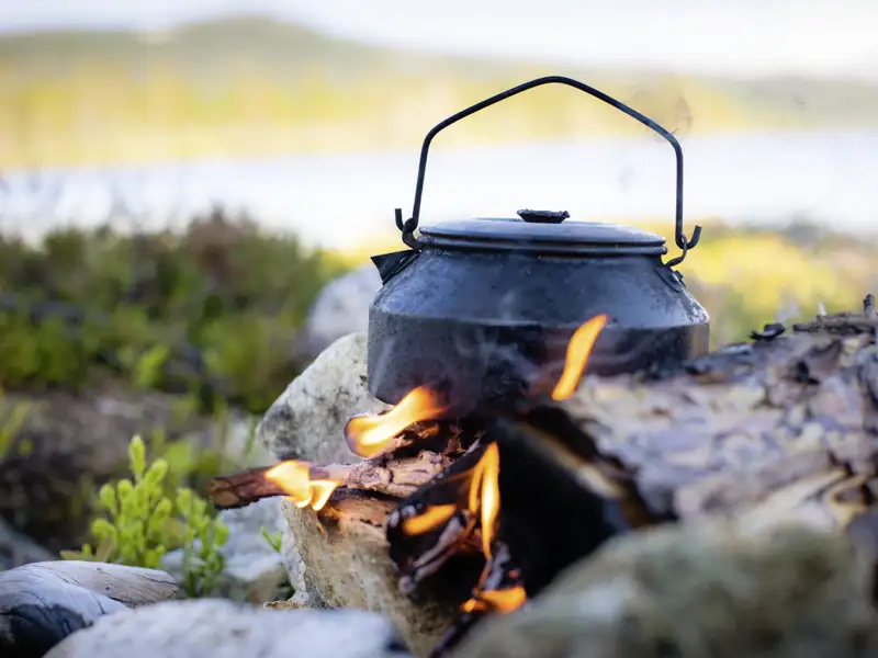 Typisch für Finnland ist der Kaffee vom Lagerfeuer, den wir auf unserer YOUNG LINE Reise  frisch zubereitet in der Wildnis genießen.