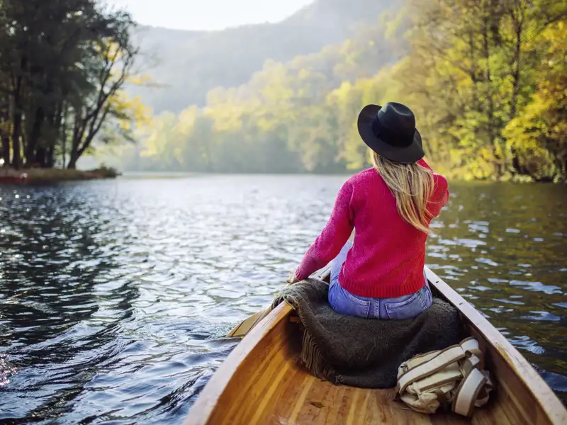 Im spätsommerlichen Finnland paddeln wir auf unserer YOUNG LINE Reise in der Gruppe über verwunschene Seen.