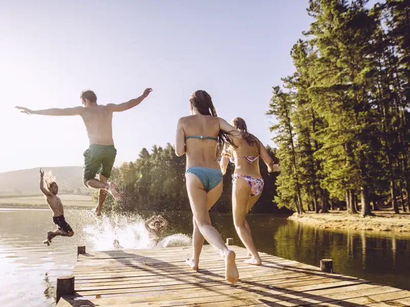 Auf unserer YOUNG LINE Reise nach Finnland haben wir auch Gelegenheit, in den einen oder anderen See zu springen.