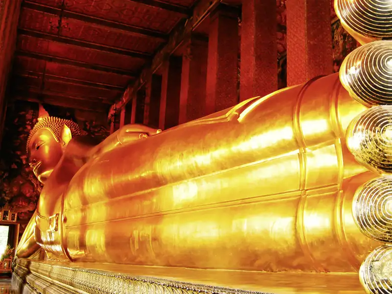 Die goldene Statue eines liegenden Buddhas im Tempel Wat Pho in Bangkok ist ein erstes Highlight unserer YOUNG LINE TRAVEL Rundreise.