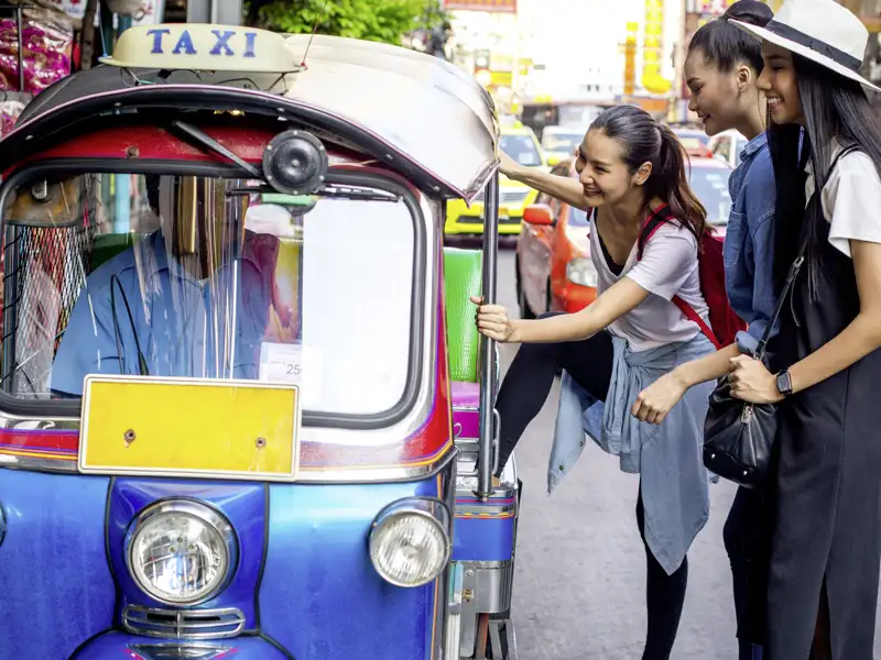 Einen Teil unserer YOUNG LINE TRAVEL Rundreise durch Laos bewegen wir uns mit dem typischen Verkehrsmittel, einem Tuk-Tuk. fort.