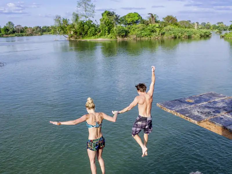 Auf unserer YOUNG LINE TRAVEL Rundreise durch Laos haben wir immer wieder Zeit für einen Sprung ins kühle Nass, wie z.B. hier bei den 4000 Islands.