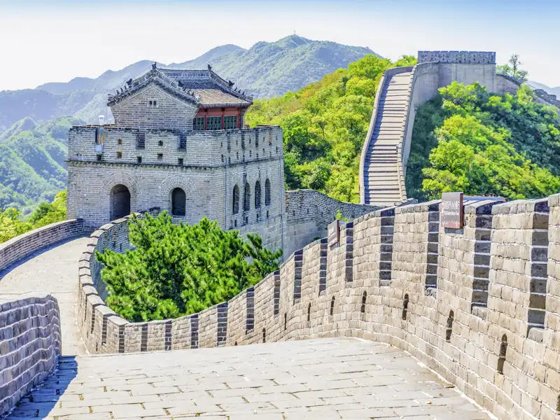 Bei Ihrer Rundreise durch China besuchen wir die Große Mauer bei Badaling. Ganz schön anstrengend, die steilen, teils kniehohen Stufen hinaufzuklettern. Bis zum Horizont und weiter reicht das gigantische Bauwerk.