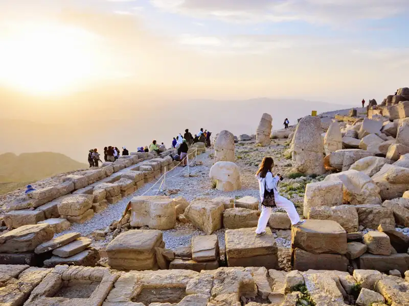 Sein Reich kennt heute kaum noch jemand, das Grabmal von König Antiochos von Kommagene am Nemrut Dag ist dagegen weltberühmt. Auch wir genießen auf unserer Rundreise mit Marco Polo durch die Südosttürkei den Sonnenuntergang an dieser Stätte.