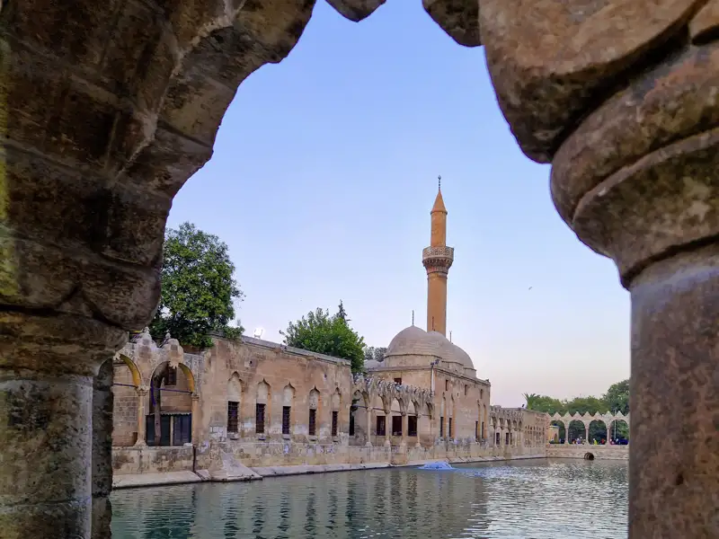 Auf unserer Rundreise mit Marco Polo durch die Südosttürkei nehmen wir uns Zeit, in Sanliurfa die besondere Stimmung am Fischteich Abrahams zu genießen.