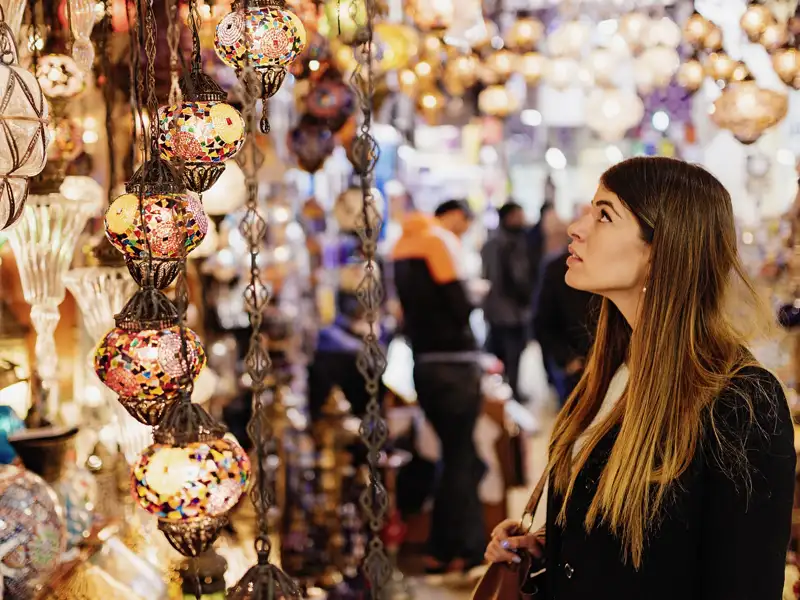 Kein Besuch in Istanbul ohne einen Bummel durch den Basar. Immer ein Blickfang: die vielgestaltigen und farbenfrohen Lampen.