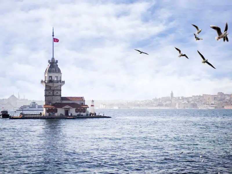 Immer wieder zieht es Sie während Ihres Aufenthalts in Istanbul an den Bosporus, der wie die große Hauptstraße der Stadt wirkt - so bei einer Bootsfahrt oder beim Besuch auf der asiatischen Seite. In der Nähe sehen Sie auch den Mädchenturm auf seiner Insel.