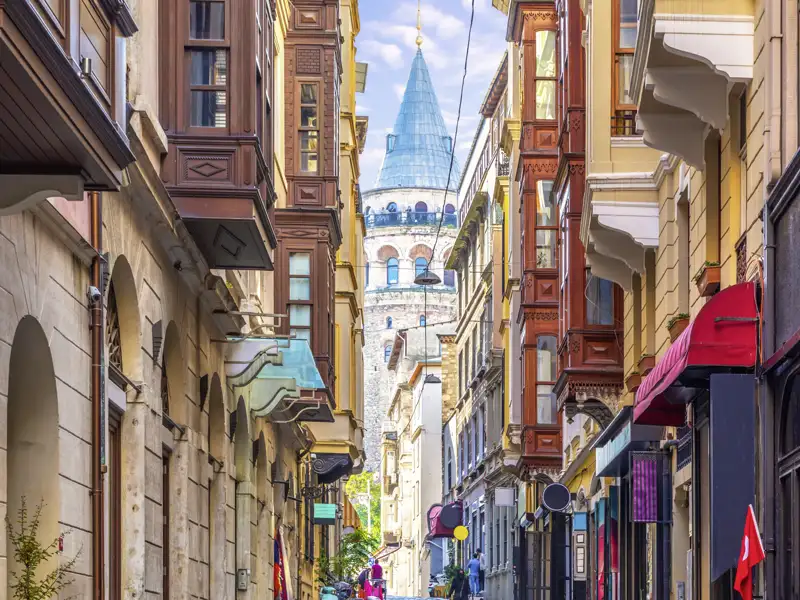 Bei einem Besuch in Istanbul ist ein Bummel durch das Viertel Galata mit dem berühmtenTurm ein Muss.