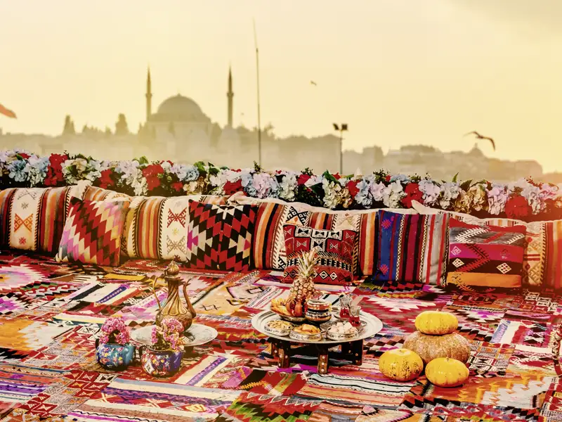 Genißen Sie auf Ihrer Städtereise den Blick auf die Hagia Sophia in Istanbul von einer Dachterrasse aus.