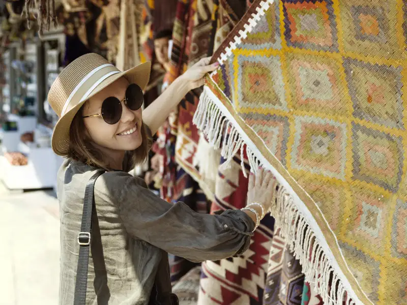 Genießen Sie auf Ihrer individuellen Städtereise nach Istanbul einen Besuch auf dem Markt und erstehen Sie einen schönen Teppich oder ein anderes Schnäppchen.