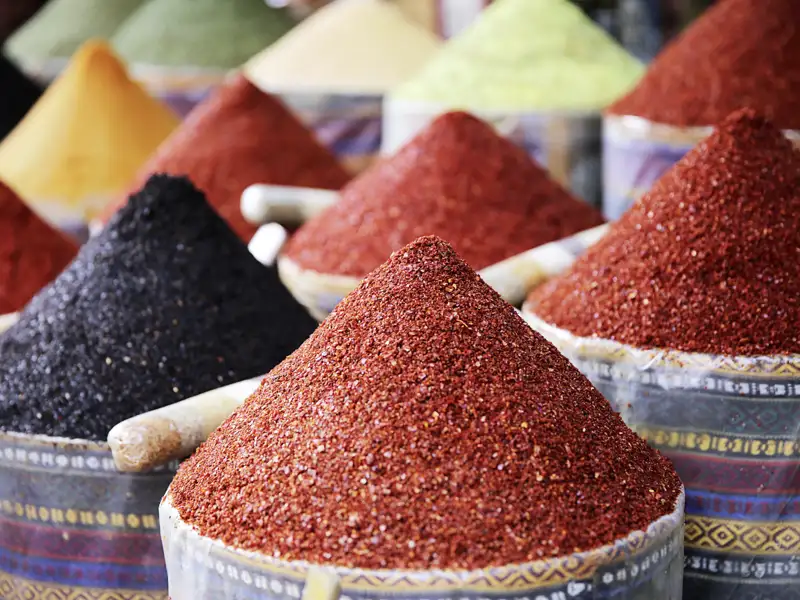 Ein Besuch auf dem Basar während Ihrer individuellen Reise nach Istanbul und Kappadokien ist nicht nur eine Versuchung für die Nase, sondern auch für die Augen: Kunstvoll aufgetürmte Kegel aus  Gewürzen verführen zum Probieren.