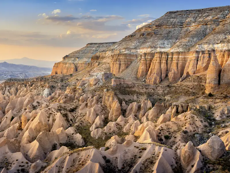 Auf Ihrer individuellen Reise nach Istanbul und Kappadokien kommen Sie auch ins Rote Tal, wo Sie mit Ihrem Scout über geheimnisvolle Pfade wandern und spektakuläre Felstunnel und uralte Höhlenkirchen passieren.