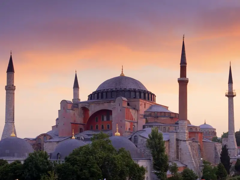 Genießen Sie auf Ihrer individuellen Reise nach Istanbul und Kappadokien in Istanbul den abendlichen Blick auf die Hagia Sophia.