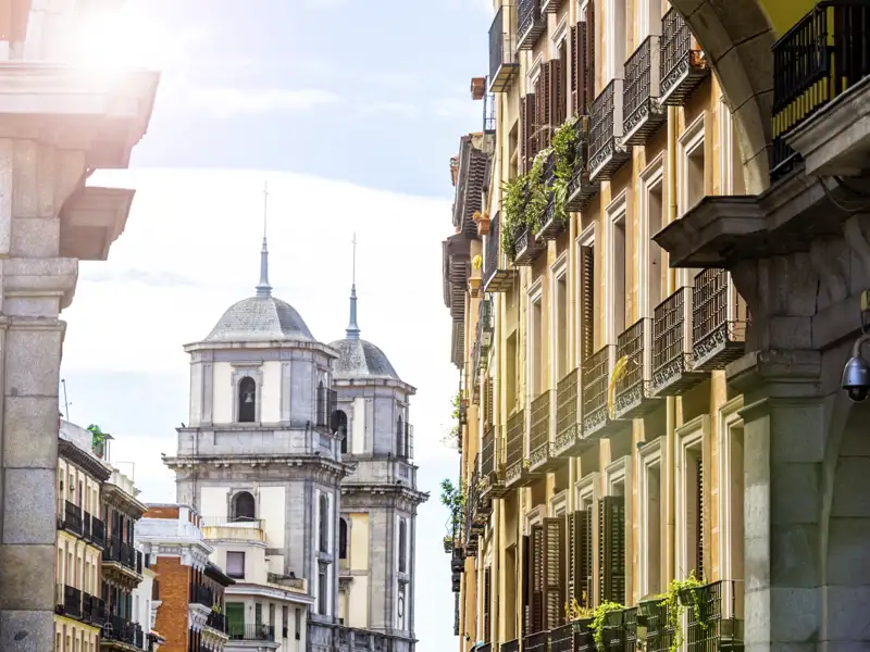 In der trendigen Metropole Madrid sind wir auf unserer Studienreise auf Entdeckungstour in der Altstadt unterwegs.