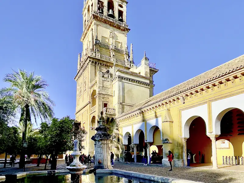 Auf Ihrer individuellen Rundreise im Mietwagen durch Andalusien darf ein Besuch der Mezquita in Cordoba nicht fehlen.