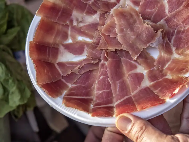 Einen typischen spanischen Jamon Serrano sollten Sie auf Ihrer individuellen Andalusien-Reise im Mietwagen auf jeden Fall probieren.