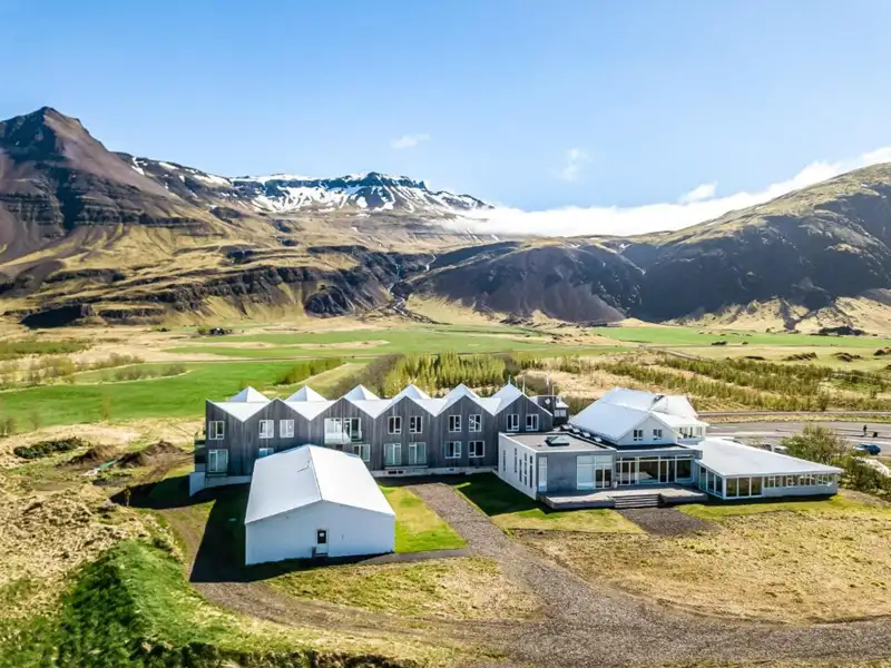 Auf Ihrer individuellen Mietwagenreise durch Island gibt es viele Hotels, die eine spektakuläre Lage haben. In Höfn übernachten Sie im Vatnajökull Fosshotel.