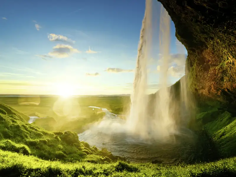 Zu Beginn Ihrer individuellen Mietwagenreise gleich ein Highlight: An der Südküste sehen Sie einen der schönsten Wasserfälle Islands, den Seljalandsfoss. Sie können hinter seine Wasserschleier gehen. Aber Vorsicht: Sie werden bestimmt nass!