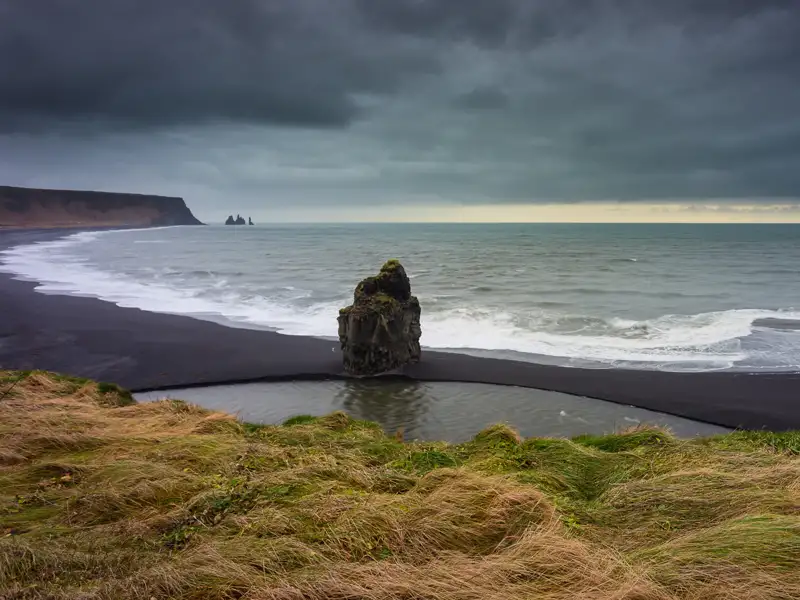 Ihre individuelle Mietwagenreise durch Island führt Sie auch zum Kap Dyrholaey. Hier können Sie Papageitaucher und Küstenseeschwalben beobachten, die im Sturzflug an den dunklen Klippen vorbeirauschen.