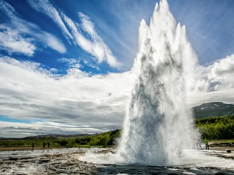 Auf dem Programm Ihrer individuellen Mietwagen-Rundreise durch Island steht ein Tagestrip zum Golden Circle, zu dessen Highlights der Geysir Strokkur zählt.