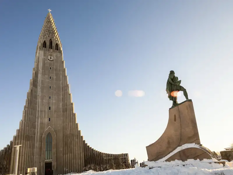 Zum Start Ihrer individuellen Mietwagenreise durch Island können Sie die Hallgrimskirche, eines der Wahrzeichen der Hauptstadt Reykjavik, auf eigene Faust besichtigen.