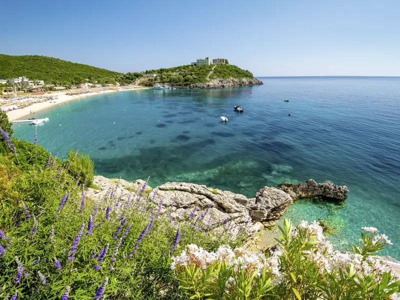 Auf Ihrer individuellen Rundreise durch Albanien fahren Sie entlang der Küste zurück nach Tirana.