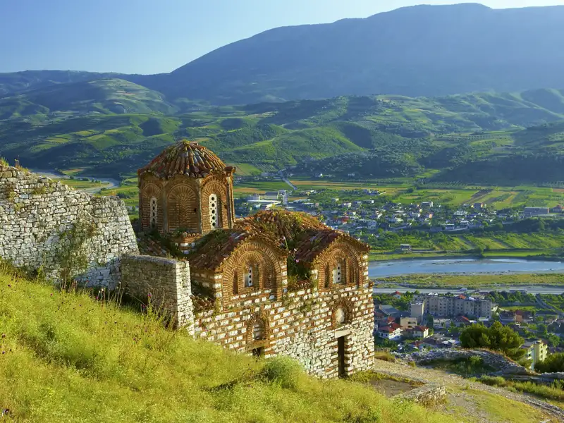 Auf Ihrer individuellen Rundreise durch Albanien führt der Weg häufig durch einsame Täler und zu versteckten Kirchen.