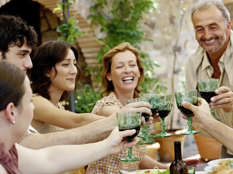 Auf Ihrer individuellen Rundreise durch Albanien sind Sie zu Gast bei Alpeta Agroturizem und genießen lokale Köstlichkeiten und den Wein, für den die Region berühmt ist.