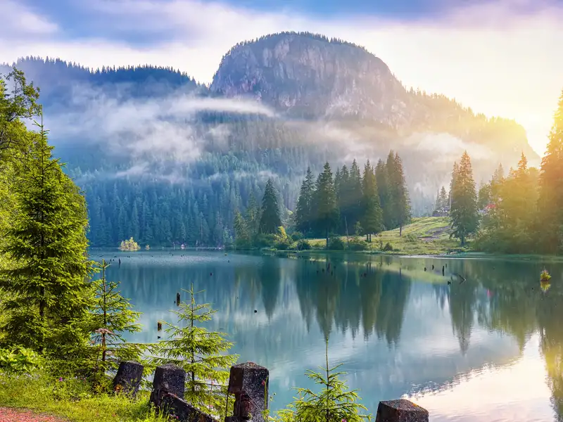 Auf Ihrer individuellen Rundreise durch Rumänien machen Sie in den Ostkarpaten Pause am Roten See und an der Bicazklamm. Warum der See auch "Mördersee" heißt, verrät Ihnen Ihr Scout.