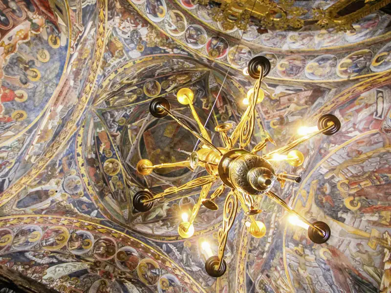 Auf Ihrer individuellen Rundreise durch Rumänien besuchen Sie vier Moldauklöster, darunter Humorului. Farbenprächtige Fresken zieren seine Wände.